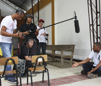 Equipo entrevistando al padre Antún Ramos en Bojayá, Chocó