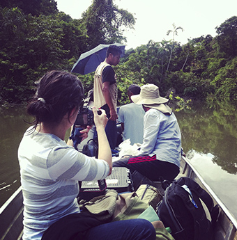 Patricia Nieto, guionista del documental, tomando unas fotogra´fias en La Chorrera, Amazonas 