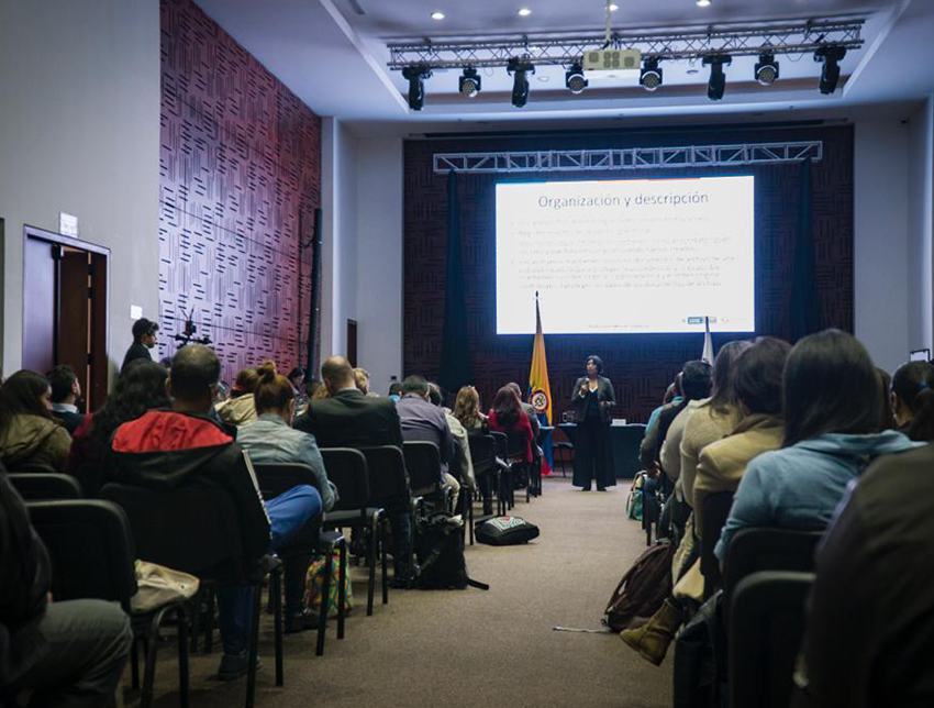 Equipo de Archivos procesando material histórico