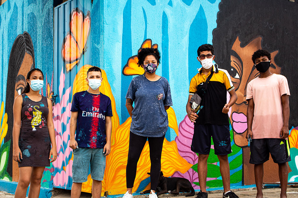 Jóvenes pintan un mural sobre la sanación en Villas de San Pablo