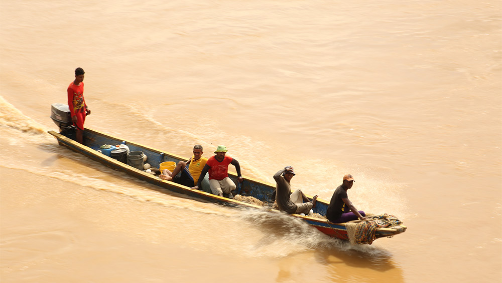 Fotografía de canoa con personas Fotografía de canoa con personas