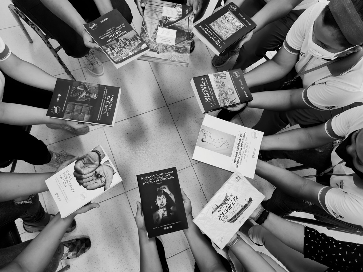 Manos con libros