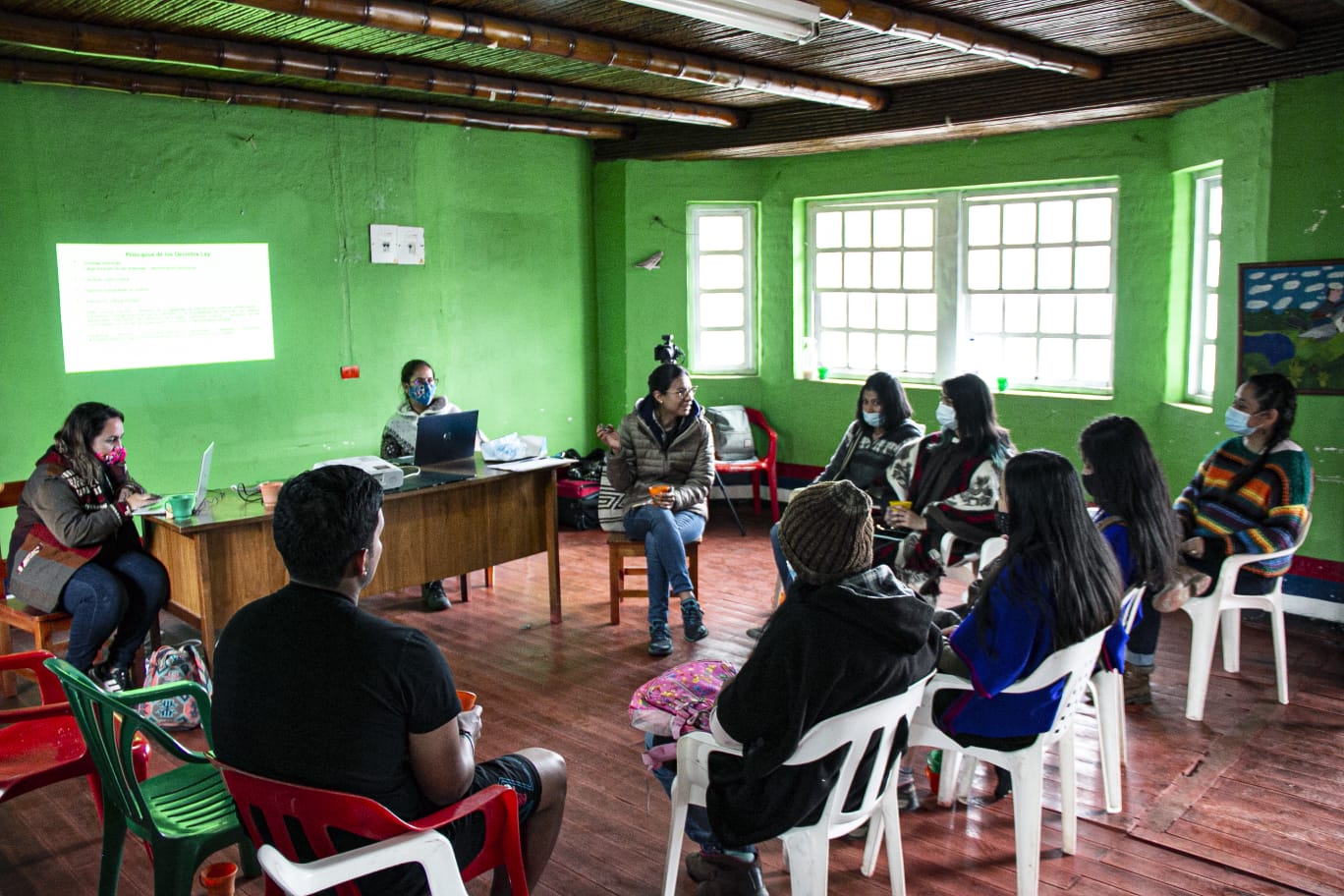 Personas reunidas en un salón Personas reunidas en un salón