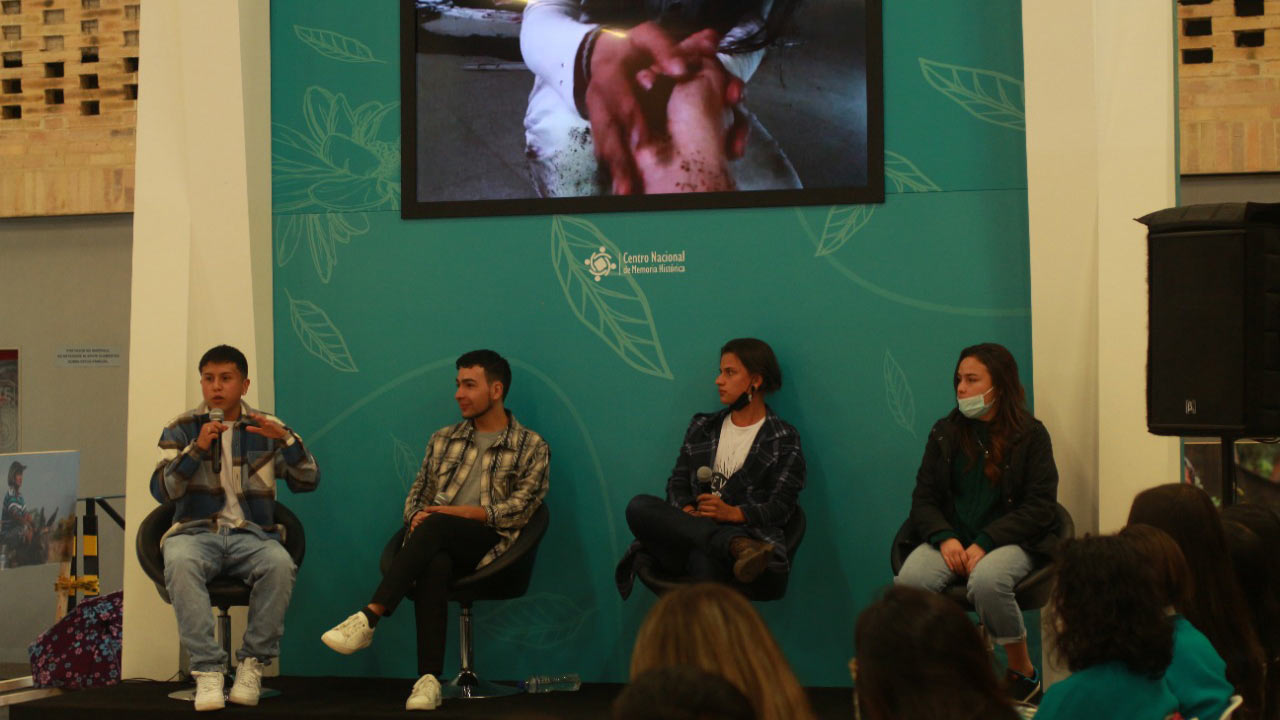 Los chicos del Colegio La Giralda IED presentan su libro multimedia Los chicos del Colegio La Giralda IED presentan su libro multimedia