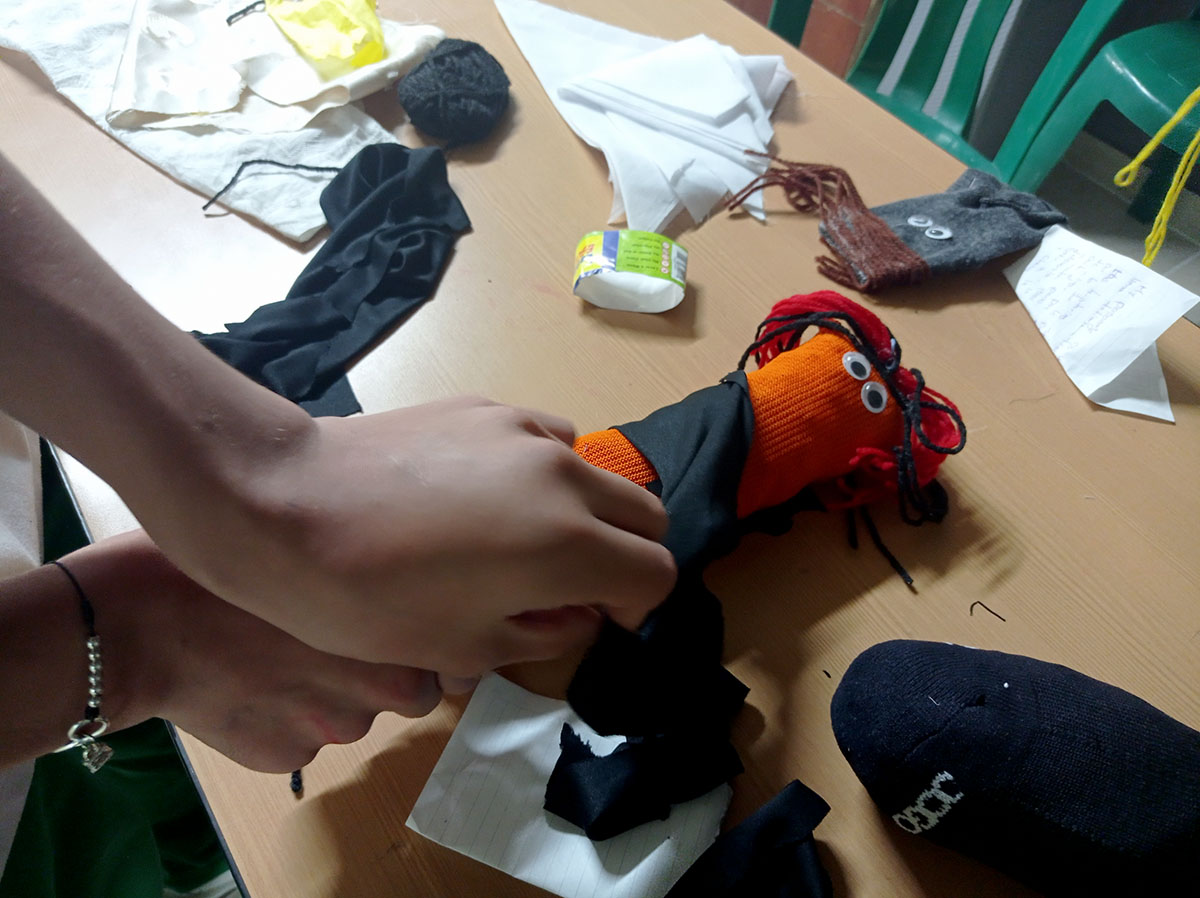 Los niños, las niñas y los adolescentes de Medellín usan sus ‘poderes’ para contar y evitar la violencia Los niños, las niñas y los adolescentes de Medellín usan sus ‘poderes’ para contar y evitar la violencia