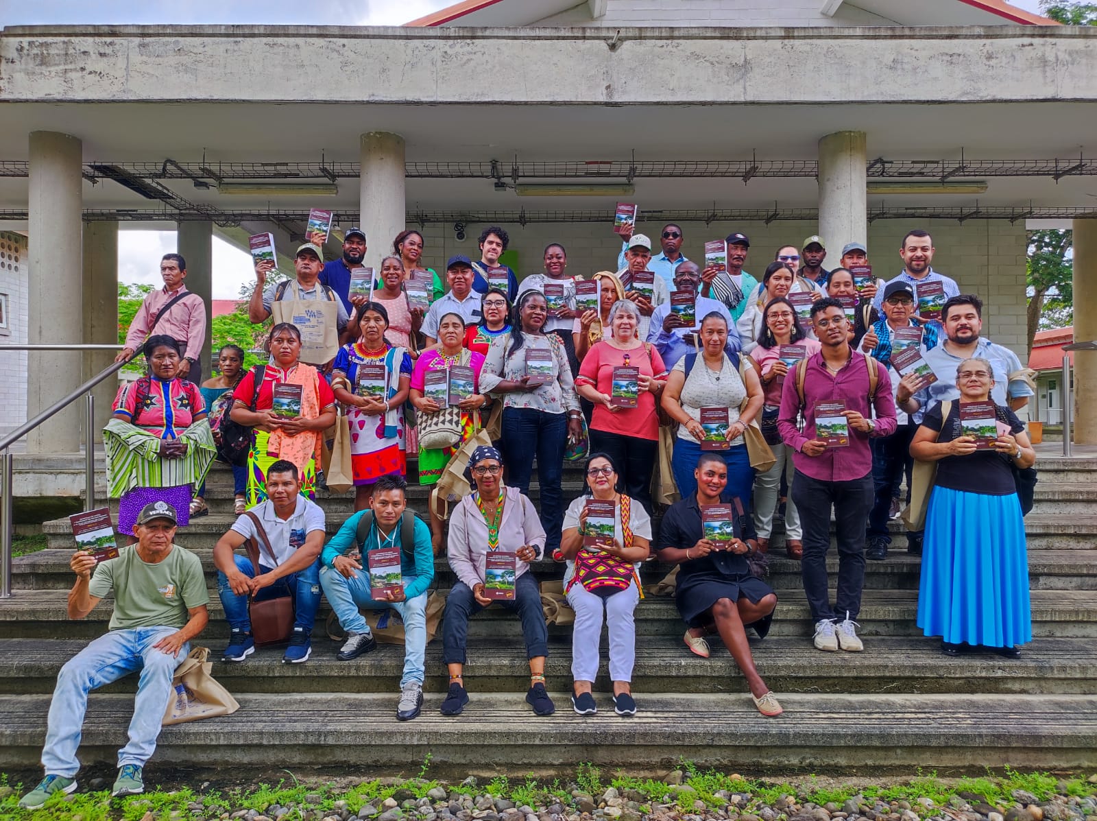 CNMH entregó el informe sobre paramilitarismo en el Urabá antioqueño, sur de Córdoba, bajo Atrato y Darién a las víctimas del conflicto en Apartadó, Turbo y Montería CNMH entregó el informe sobre paramilitarismo en el Urabá antioqueño, sur de Córdoba, bajo Atrato y Darién a las víctimas del conflicto en Apartadó, Turbo y Montería