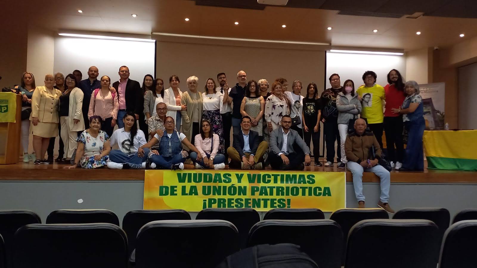 Un grupo de viudas, abogados y familiares víctimas del genocidios de UP, luego de escuchar el fallo de CIDH. Un grupo de viudas, abogados y familiares víctimas del genocidios de UP, luego de escuchar el fallo de CIDH.