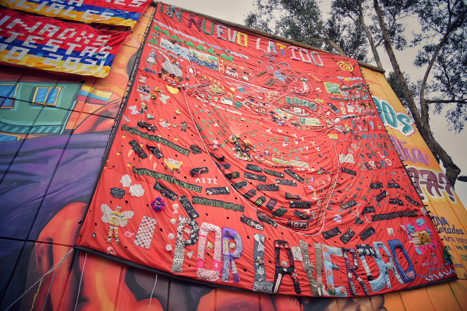 ¿Cambiamos el final de nuestra historia?: la pregunta del mural de la Universidad Pedagógica que invita a la paz ¿Cambiamos el final de nuestra historia?: la pregunta del mural de la Universidad Pedagógica que invita a la paz