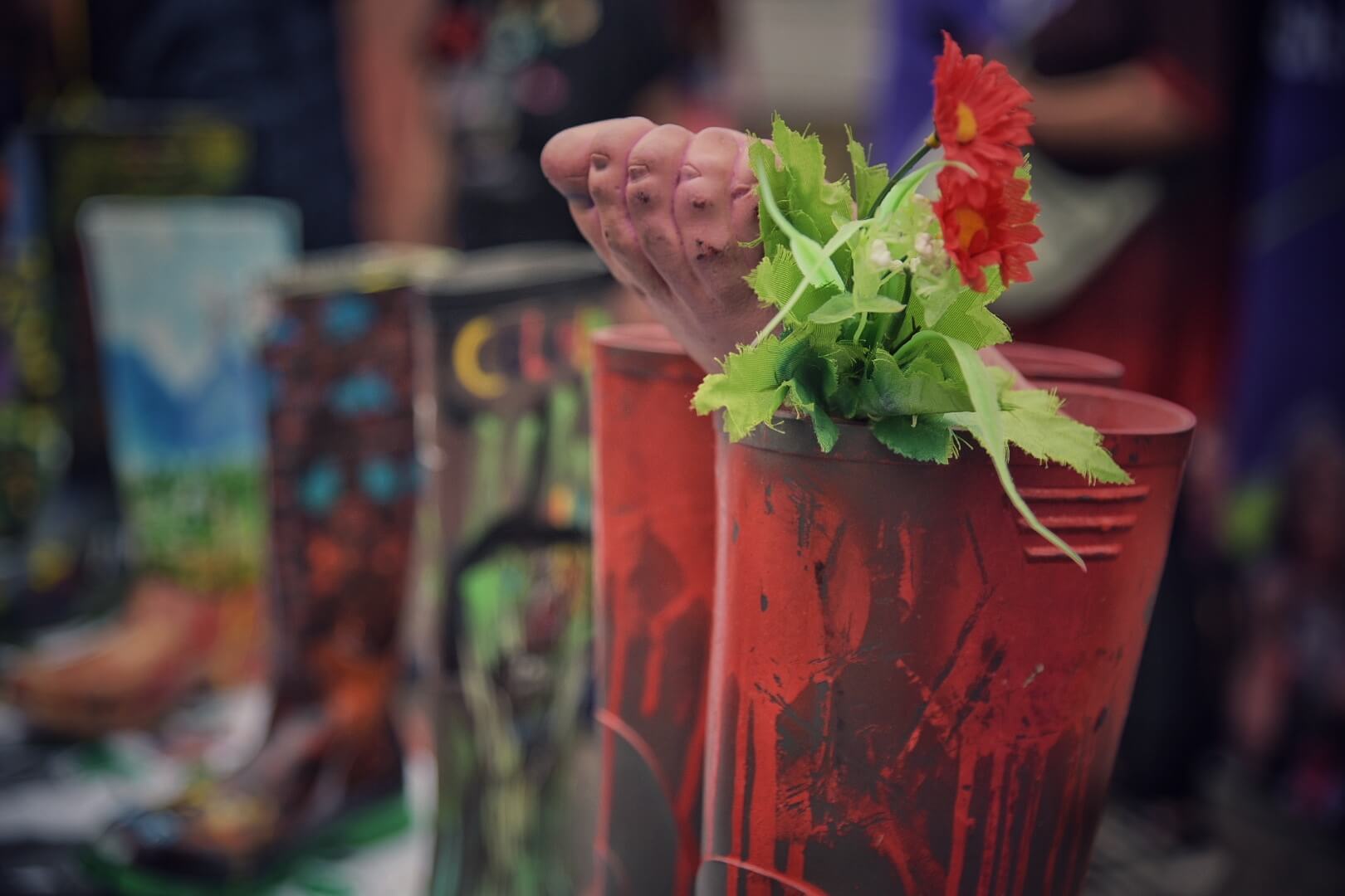 En alianza con la Fundación Rinconesarte, las Madres de Falsos Positivos (MAFAPO) intervienen artísticamente botas pantaneras, las mismas que simbolizan los asesinatos extrajudiciales de sus seres queridos.