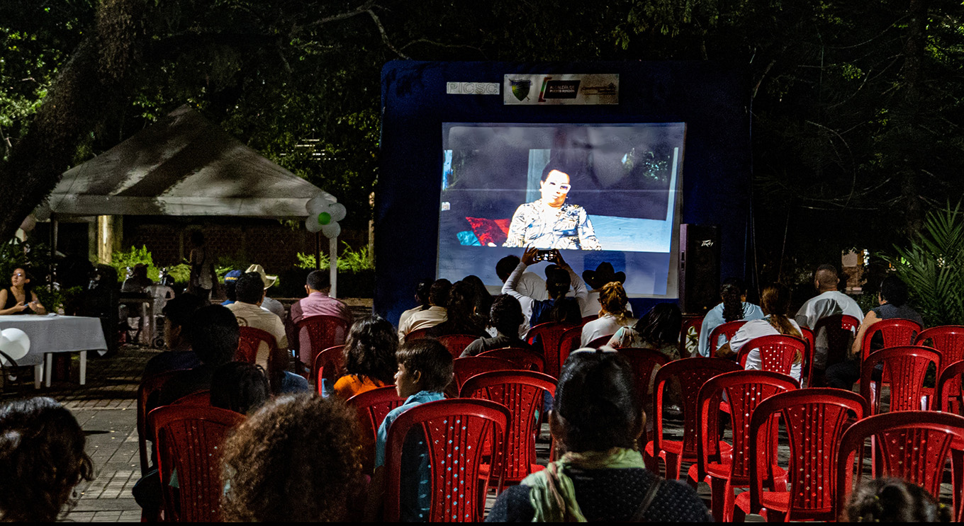El 17 de mayo el parque principal de Puerto Rondón se iluminó con el estreno de la pieza audiovisual «La zozobra del llano: cuando el alcaraván cantaba y los perros ladraban»