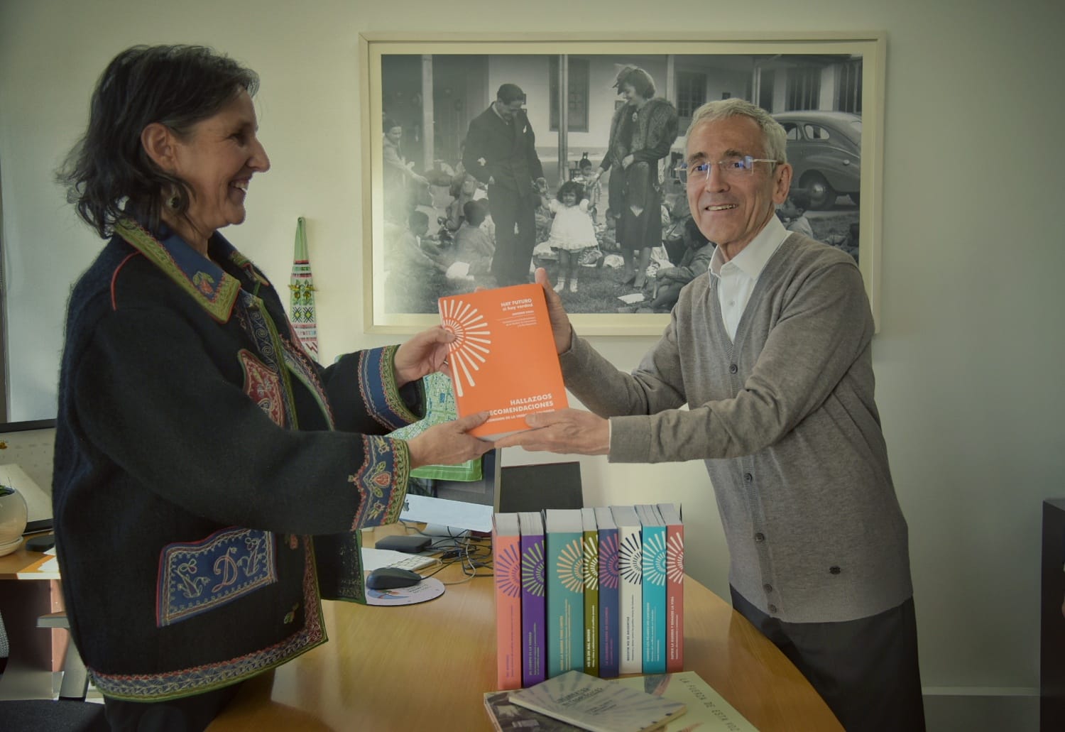 Padre Francisco de Roux le hace entrega a la directora del CNMH, María Gaitán, de una copia del Informe Final de la Comisión de la Verdad. Padre Francisco de Roux le hace entrega a la directora del CNMH, María Gaitán, de una copia del Informe Final de la Comisión de la Verdad.