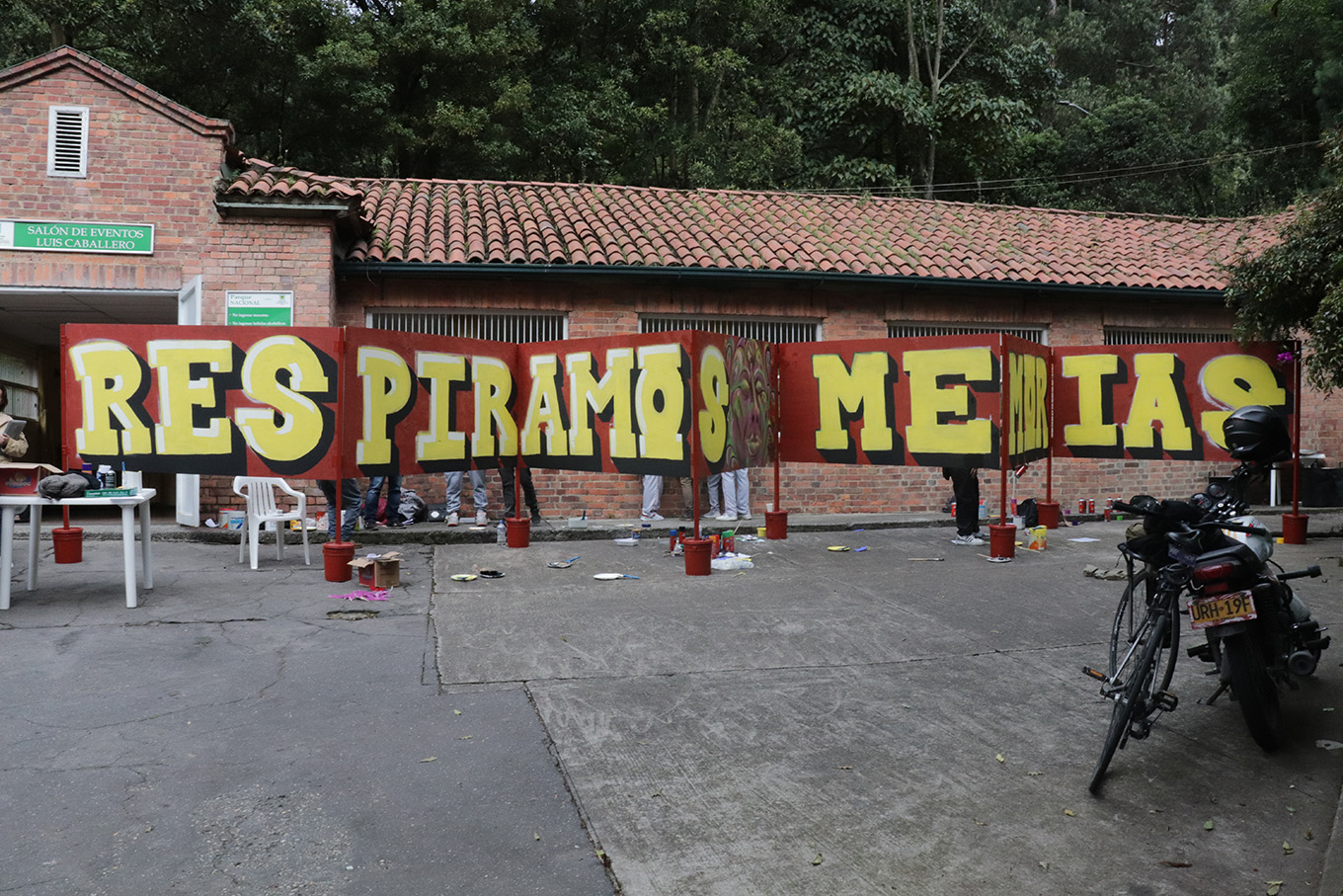 artistas plásticos se reunieron en el Parque Nacional, en Bogotá, para representar la relación entre el arte y la memoria en una actividad liderada por el Museo de Memoria de Colombia artistas plásticos se reunieron en el Parque Nacional, en Bogotá, para representar la relación entre el arte y la memoria en una actividad liderada por el Museo de Memoria de Colombia