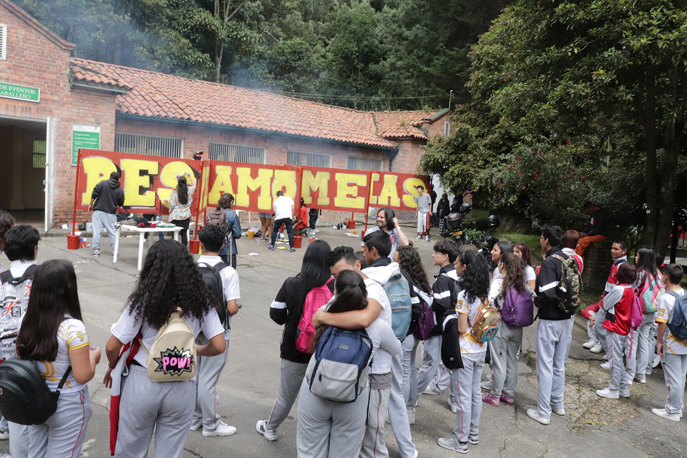 a la 1:00 p.m. llegaron los estudiantes del Colegio IED Francisco de Paula Santander para participar en un taller ambiental y encuentro de saberes