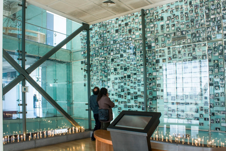 Uno de los dispositivos museográficos del Museo de la Memoria y los Derechos Humanos, de Chile, que recuerda a las víctimas no sobrevivientes de la dictadura; sus rostros se encuentran en un gran mural fotográfico. Crédito: MMDH.