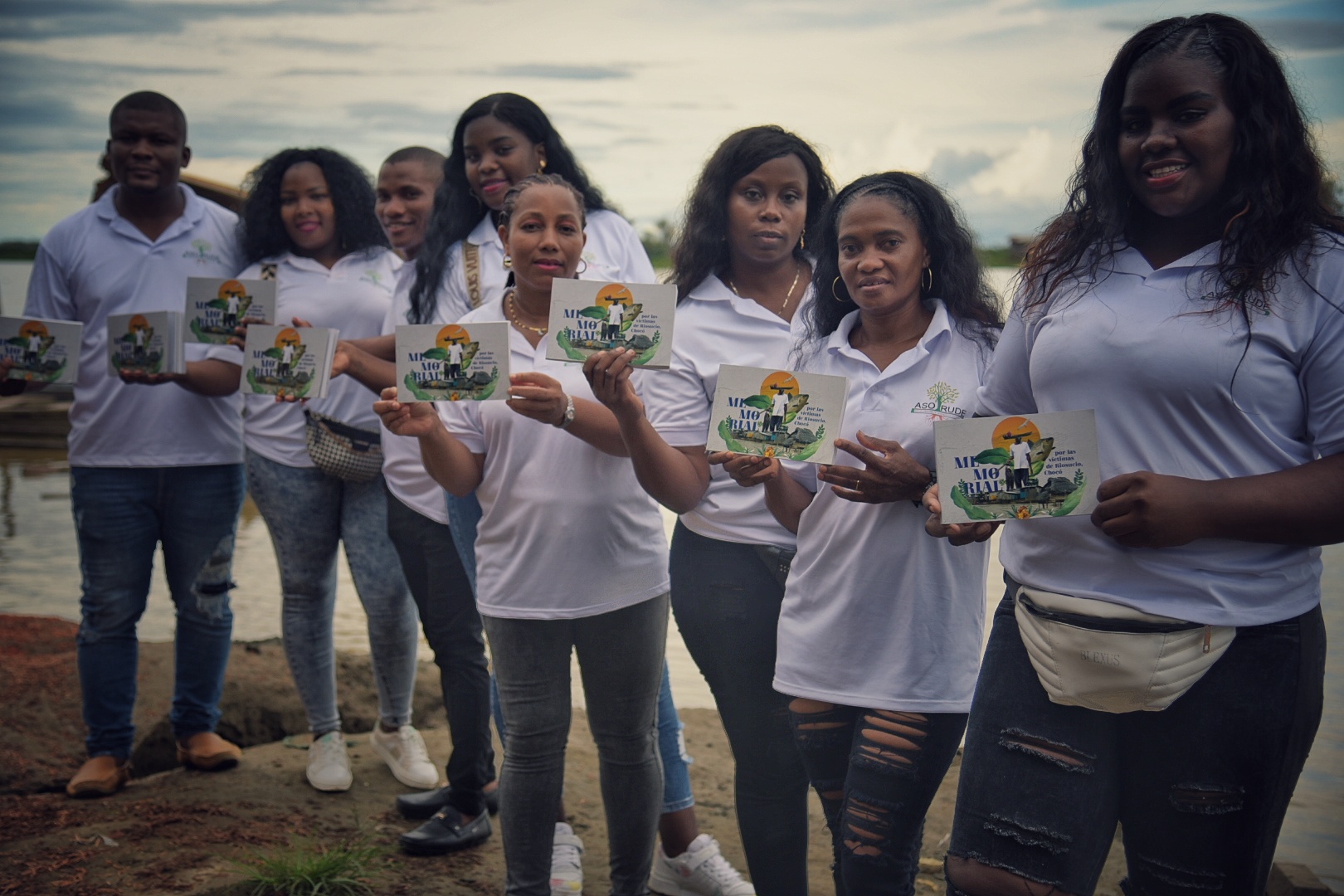 Habitantes de este municipio del Urabá chocoano lanzaron un libro de postales en el que recogen las memorias del desplazamiento forzado ocasionado por el despliegue de la operación Génesis, del Ejército Nacional, y la simultánea incursión paramilitar en sus territorios, en 1997. Habitantes de este municipio del Urabá chocoano lanzaron un libro de postales en el que recogen las memorias del desplazamiento forzado ocasionado por el despliegue de la operación Génesis, del Ejército Nacional, y la simultánea incursión paramilitar en sus territorios, en 1997.