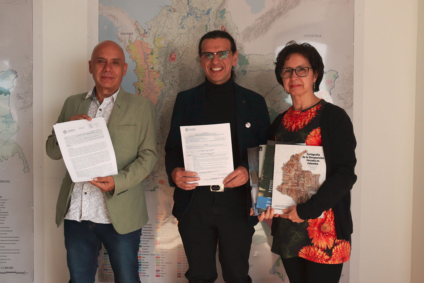 Alejandro Villa, director técnico de la Dirección de Archivo de los Derechos Humanos; Erik Arellana, poeta, documentalista e investigador, y Myriam Loaiza, gestora de acopio de archivos en el exilio del CNMH, luego de la firma oficial de la entrega del archivo. Alejandro Villa, director técnico de la Dirección de Archivo de los Derechos Humanos; Erik Arellana, poeta, documentalista e investigador, y Myriam Loaiza, gestora de acopio de archivos en el exilio del CNMH, luego de la firma oficial de la entrega del archivo.
