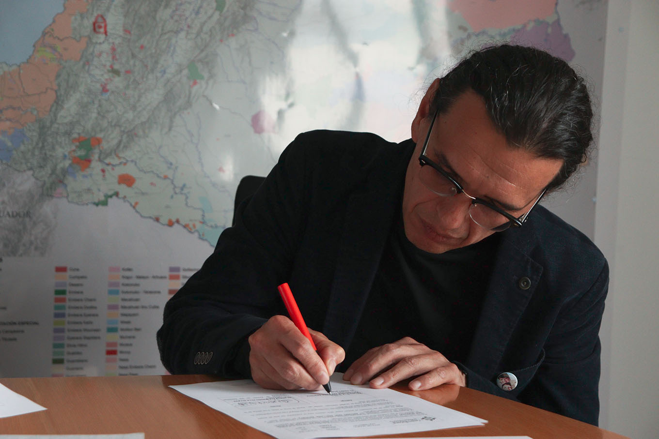 Arellana, durante la firma del acta de entrega de su archivo personal.