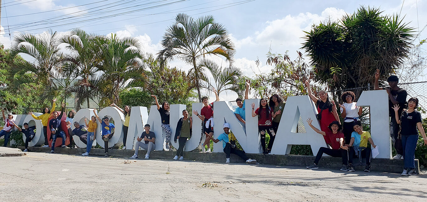 Los jóvenes artistas visitaron diferentes lugares de Cali para entender los procesos territoriales de cada uno de los doce grupos de base del Teatro Esquina Latina. Foto: Cortesía Jair Cerón (Esquina Latina)
