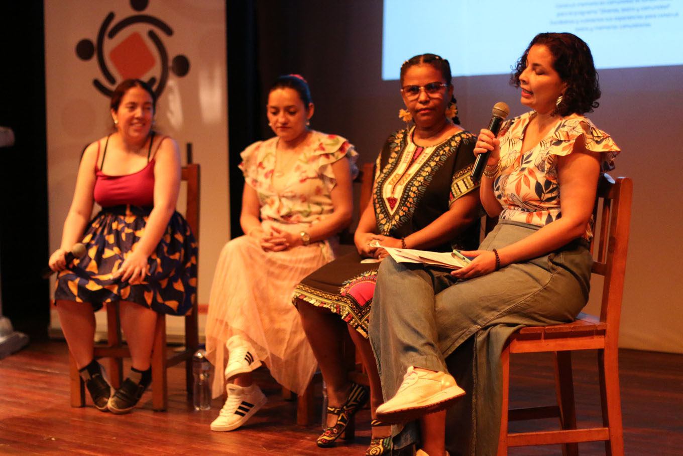 Camila Mojica, líder de la iniciativa de memoria histórica «Jóvenes, teatro y comunidad»; Yuranni Forero, coordinadora de la Estrategia de Iniciativas de Memoria Histórica del CNMH; Lucenith Castillo, coordinadora del programa  «Jóvenes, teatro y comunidad», y Lida Tascón, coordinadora de la Casa de las Memorias del Conflicto y la Reconciliación. Foto: Cortesía Jair Cerón.