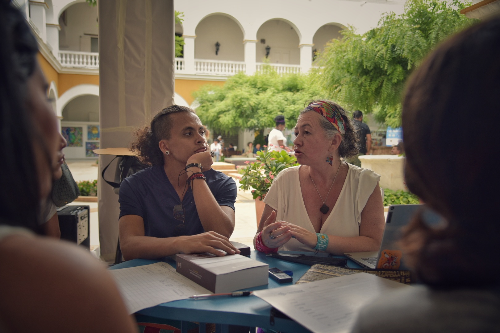 Nartyjulieth Vásquez lidera la visita guiada por el Archivo de los Derechos Humanos en la Felicar.