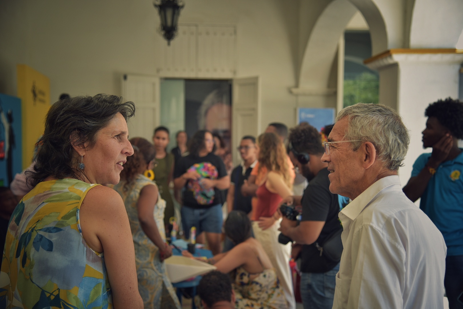 El padre Francisco de Roux dialoga con la directora María Gaitán Valencia en el estand del CNMH en la Felicar.