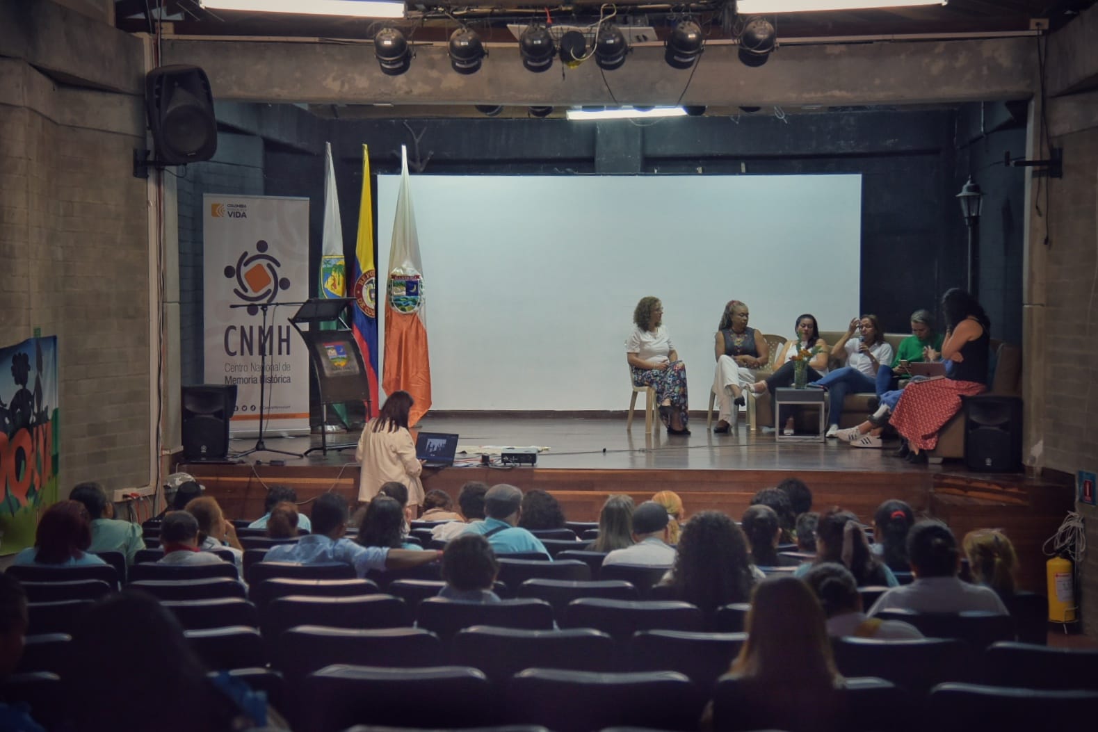 Desde Barbosa (Antioquia), se presentó el especial digital que fue construido por la Red de Mujeres Víctimas y Profesionales, y el Museo de Memoria de Colombia del Centro Nacional de Memoria Histórica (CNMH). Desde Barbosa (Antioquia), se presentó el especial digital que fue construido por la Red de Mujeres Víctimas y Profesionales, y el Museo de Memoria de Colombia del Centro Nacional de Memoria Histórica (CNMH).
