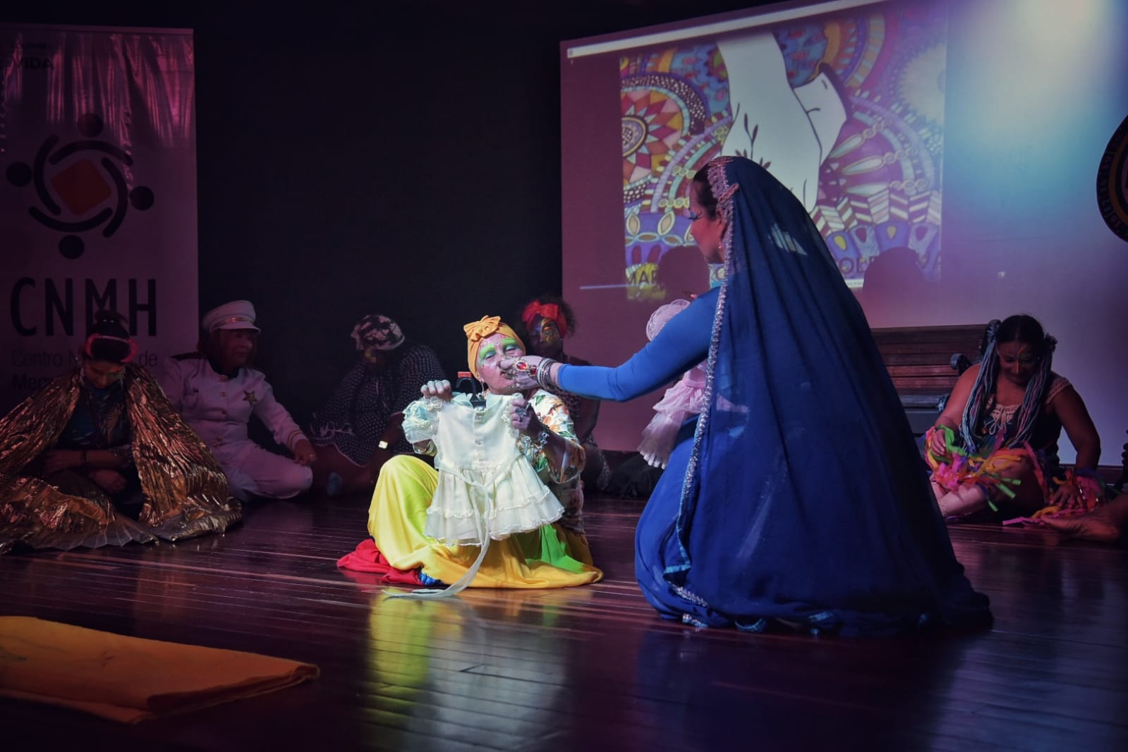 Durante el lanzamiento, la Mesa Municipal de Víctimas de Medellín presentó en la Casa de la Cultura de Barbosa la obra de teatro Ponte en mis zapatos para exponer las violencias del conflicto.