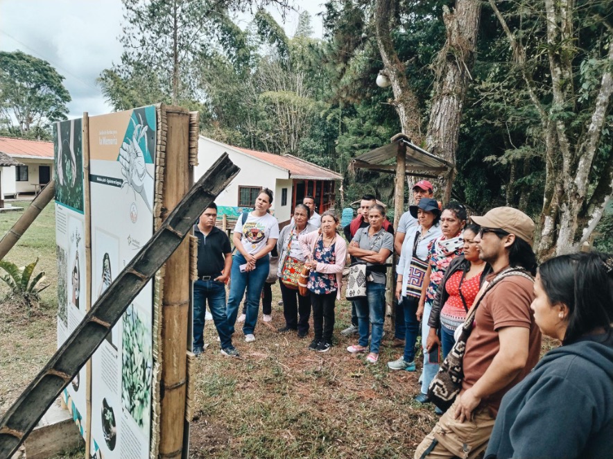 La comunidad de San Andrés de Pisimbalá eligió varios lugares marcados por la guerra para resignificarlos con una exposición de memoria. Foto: Felipe Alarcón, CNMH. La comunidad de San Andrés de Pisimbalá eligió varios lugares marcados por la guerra para resignificarlos con una exposición de memoria. Foto: Felipe Alarcón, CNMH.