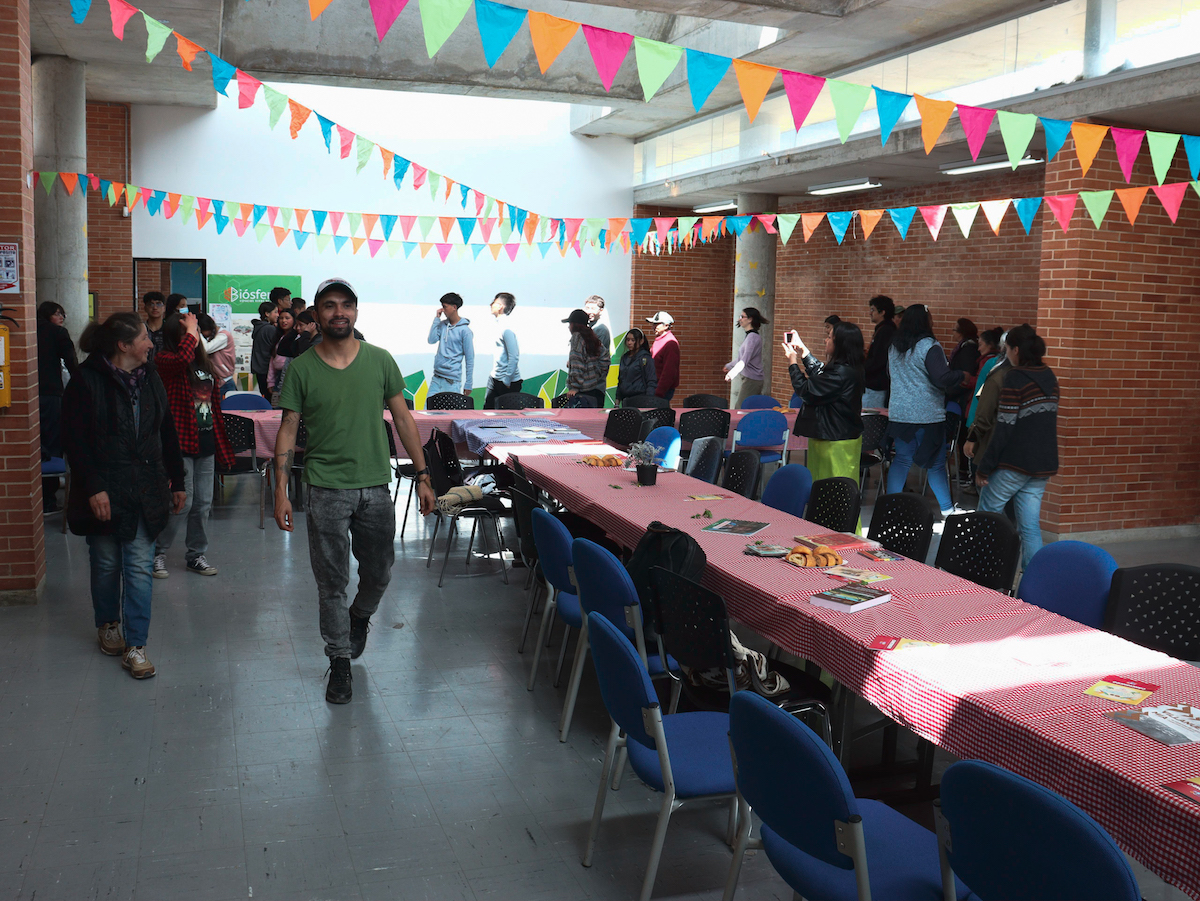 Los participantes del pícnic «El sabor de la memoria» empezaron a caminar en un recinto cerrado para reconocer al otro.