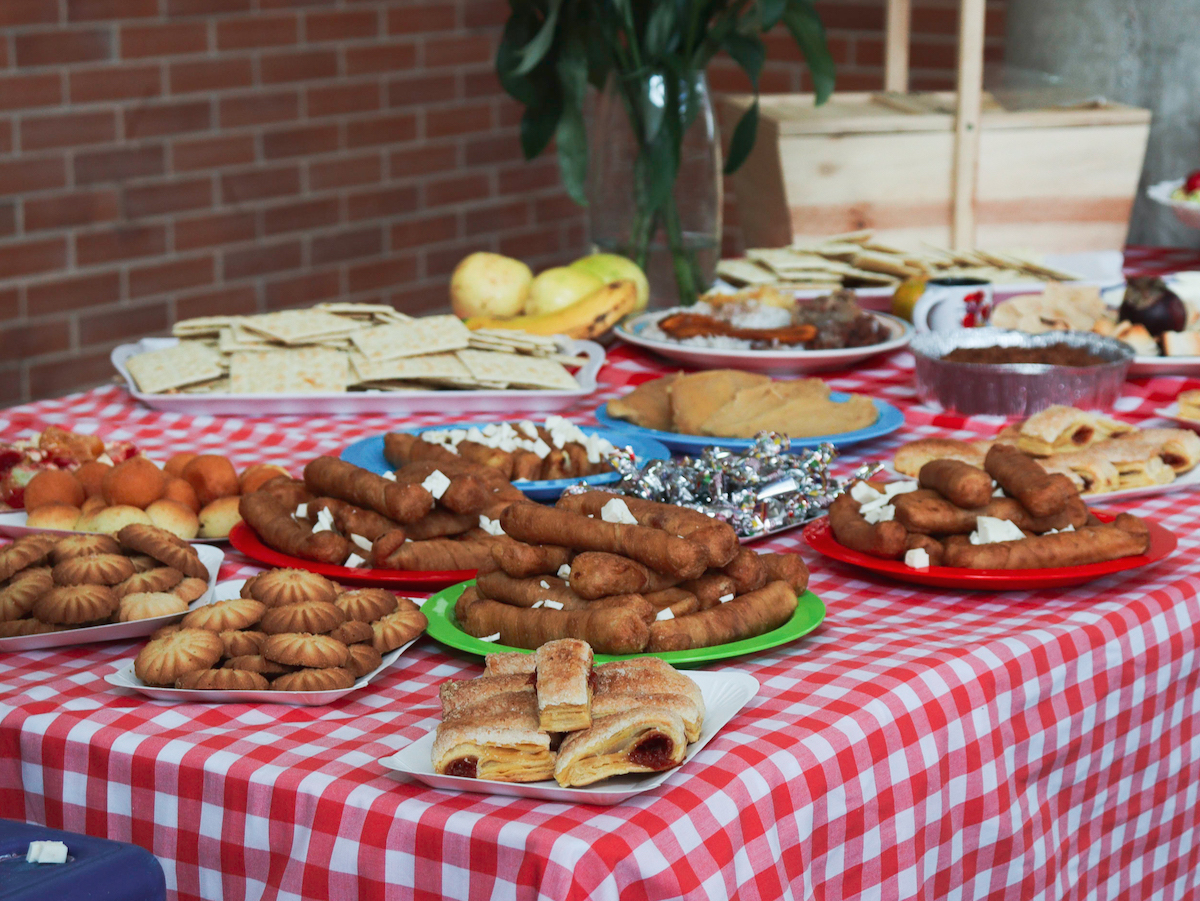 20230728 picnic literario DADH_ EDIT CGalindo_ (6) Los invitados al Colegio Gabriel García Márquez llevaron envueltos, galletas, palitos de queso, buñuelos y otros alimentos para compartir en el pícnic literario.