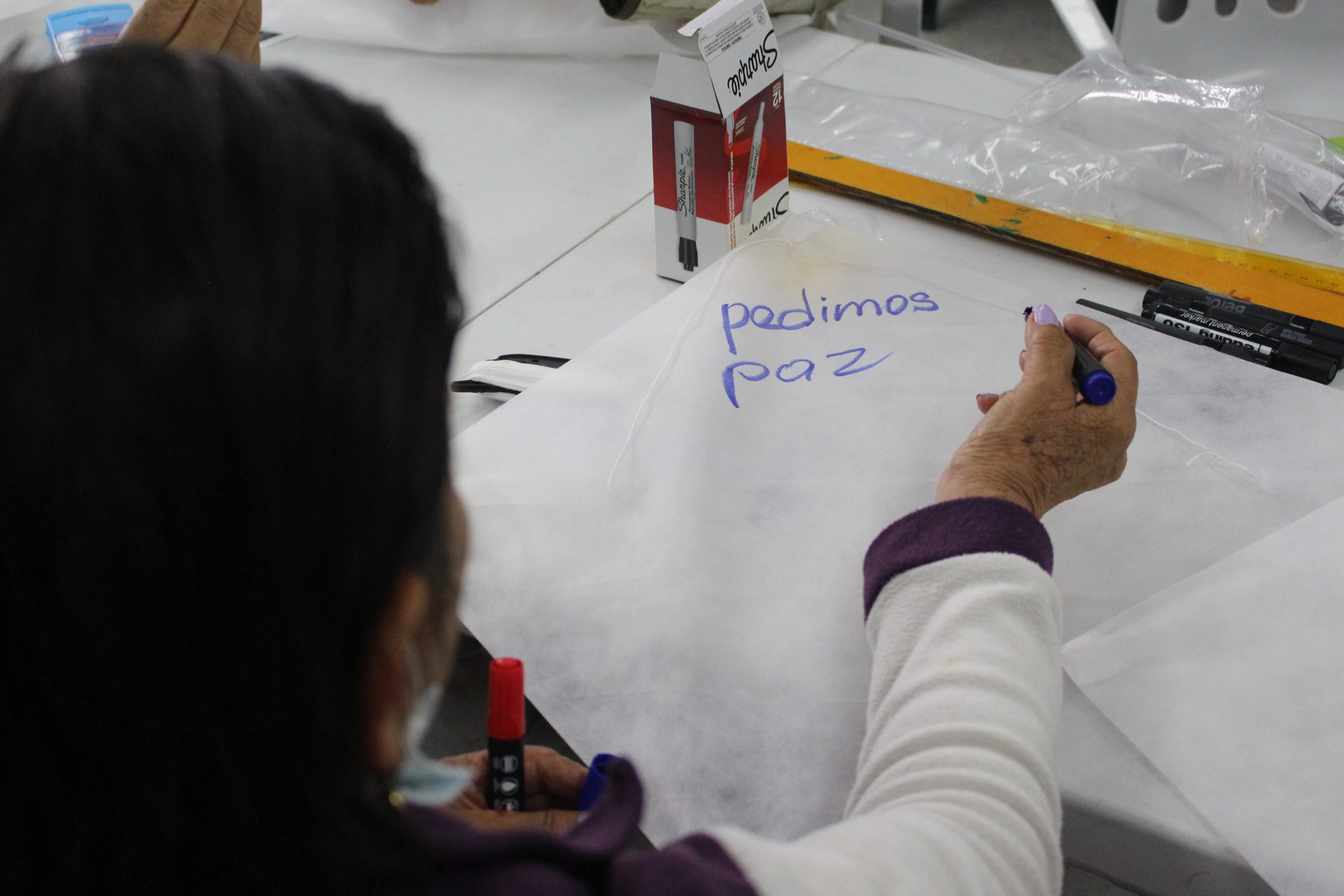 Personas mayores participaron en un ejercicio de reflexión liderado por el Museo de Memoria de Colombia