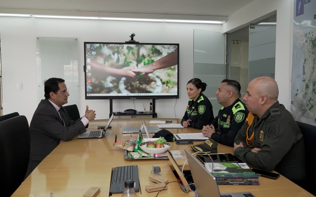 Integrantes de la Policía Nacional visitaron el Centro Nacional de Memoria Histórica para dialogar sobre memoria y reconocimiento de las víctimas